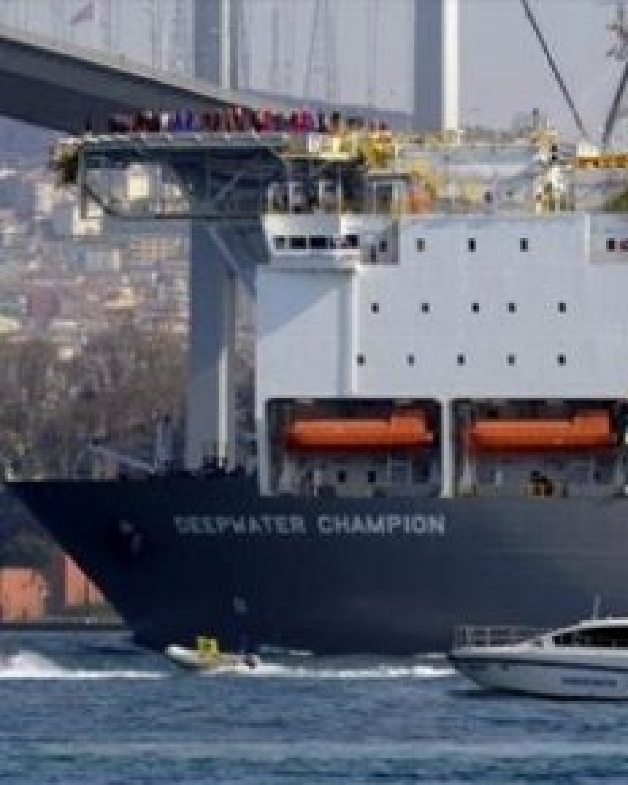 Dev petrol arama gemisine Greenpeace protestosu