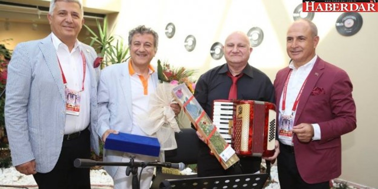 Bir döneme damgasını vuran taş plaklar sergilendi