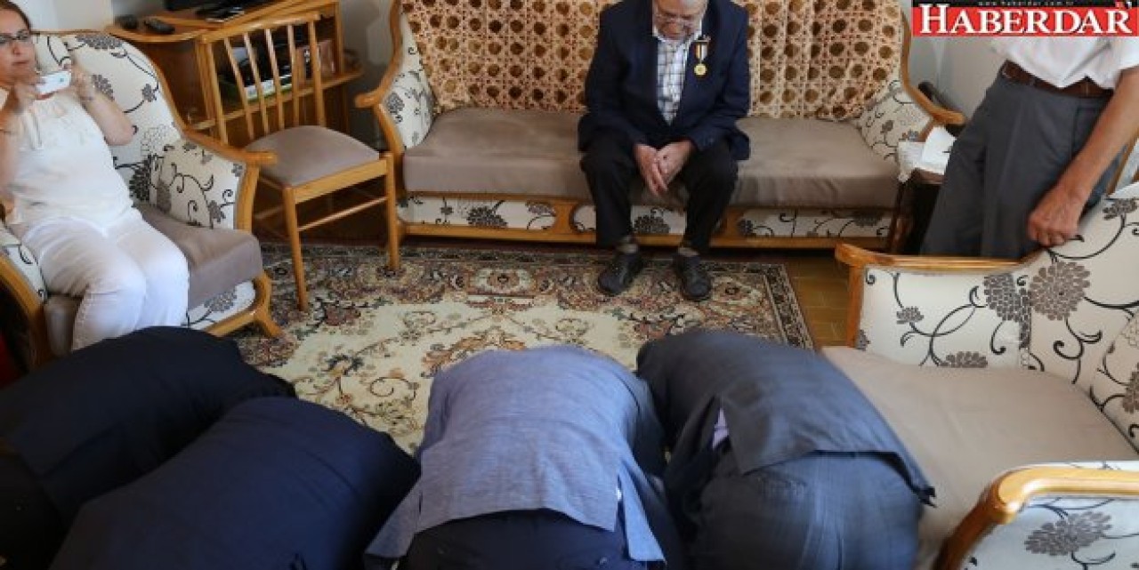 Koreliler, Kore gazisinin önünde secde etti