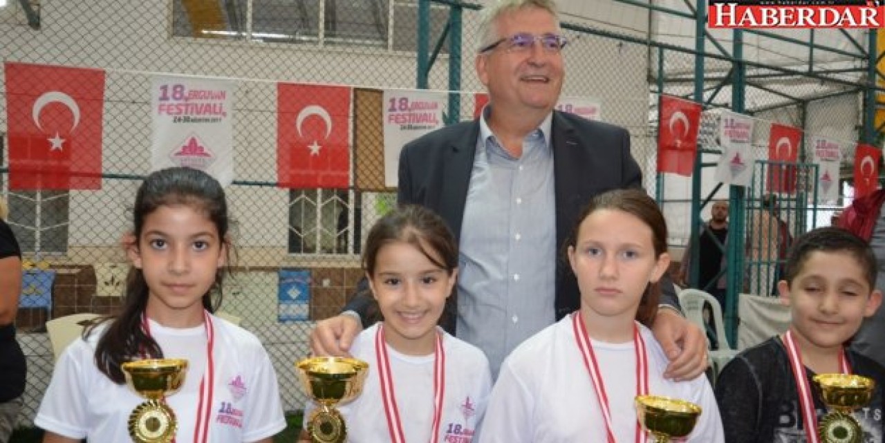 Masa tenisi şampiyonları kupalarını aldı