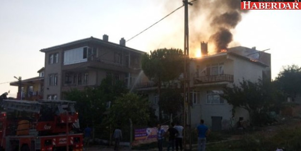 Silivride 2 Katlı Binanın Çatısı Alev Alev Yandı