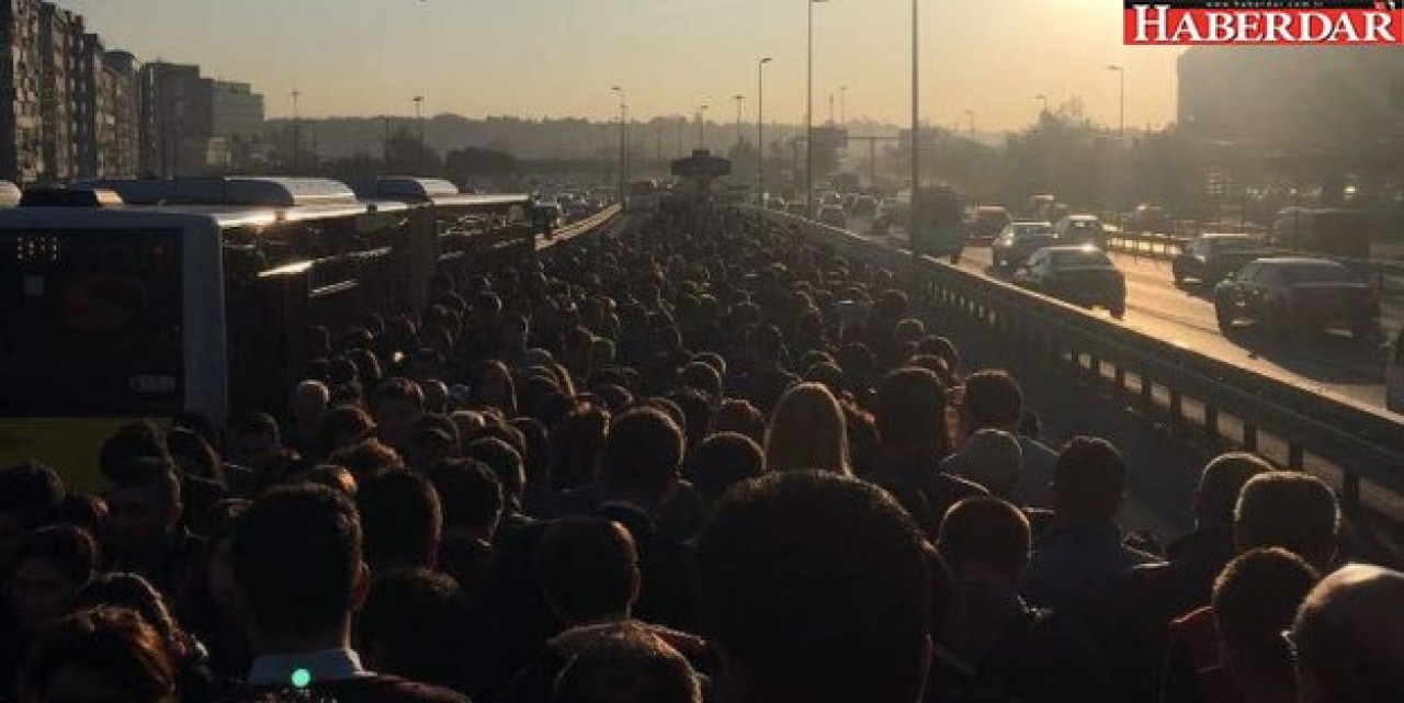 Metrobüs, kadın yolcuya çarptı, uzun kuyruklar oluştu!