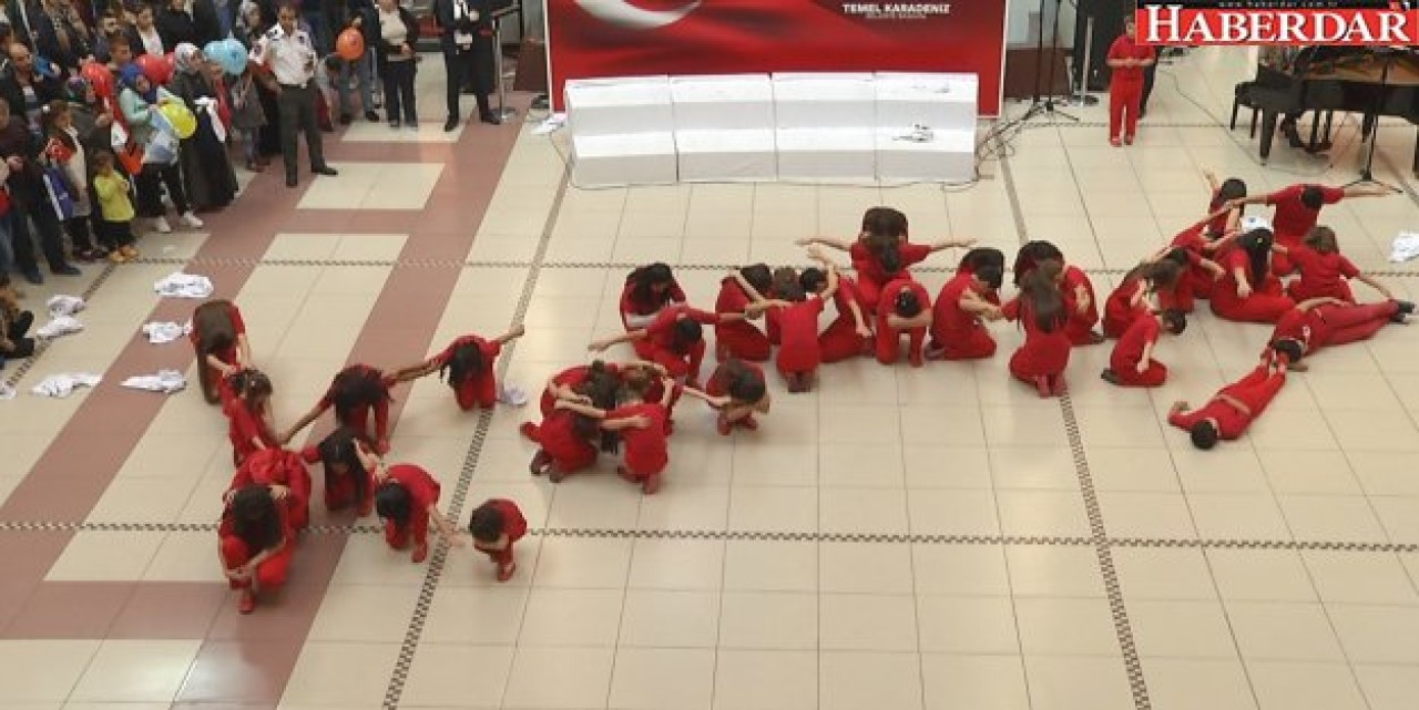 ÇOCUKLAR ATATÜRK’ÜN İMZASINI ATTI