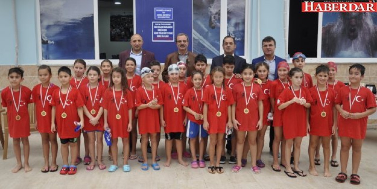 BAKIRKÖYDE CUMHURİYET KUPASI YÜZME YARIŞLARI YAPILDI