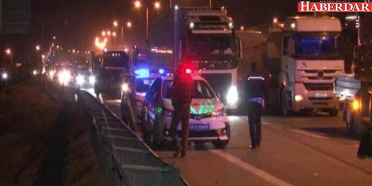 TEMde TIR devrildi! Yol kapandı!