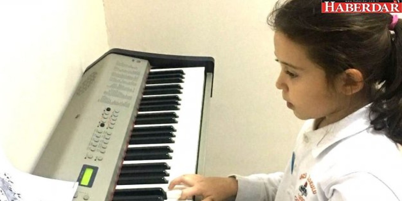 Uzaktan gelen piyano sesi Çatalcalı minik sanatçılardan