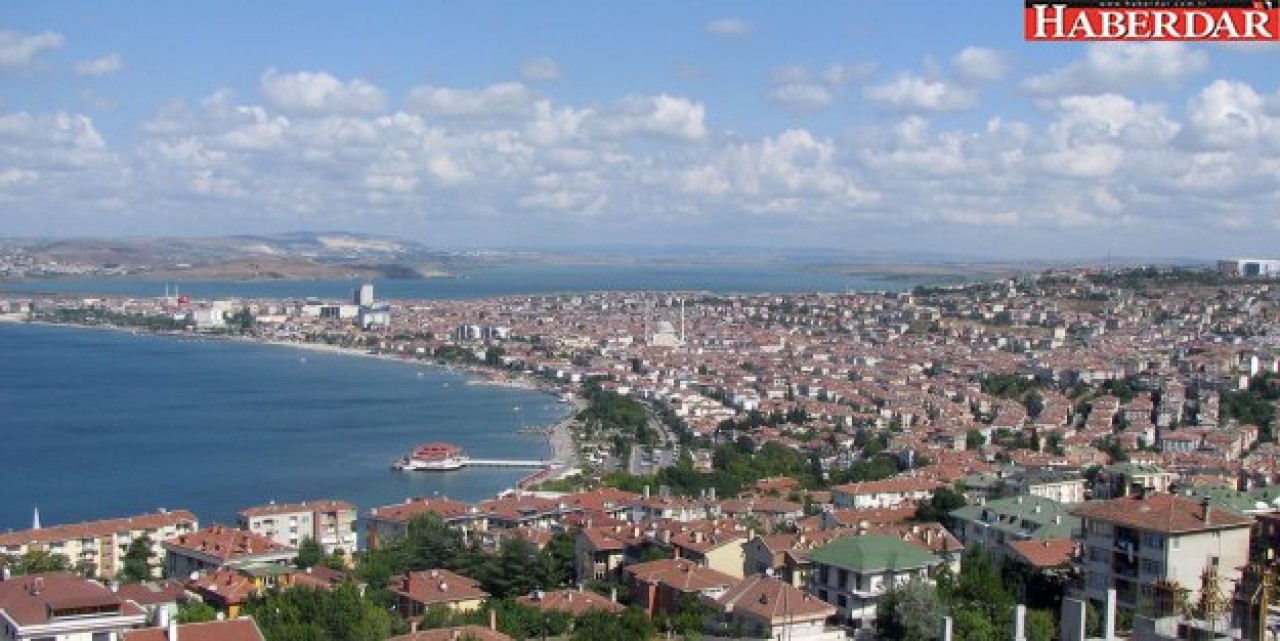 Sahildeki yapıların çatıları mavi renk olacak