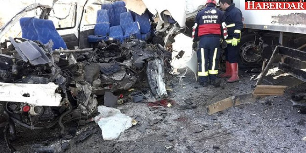 Vanın Gürpınar İlçesinde Kamyon ile Minibüs Çarpıştı: 8 Ölü, 2 Yaralı