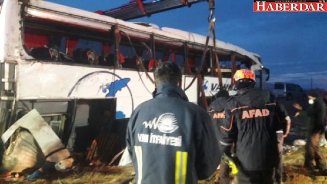 Vanda yolcu otobüsü devrildi: Ölü ve yaralılar var