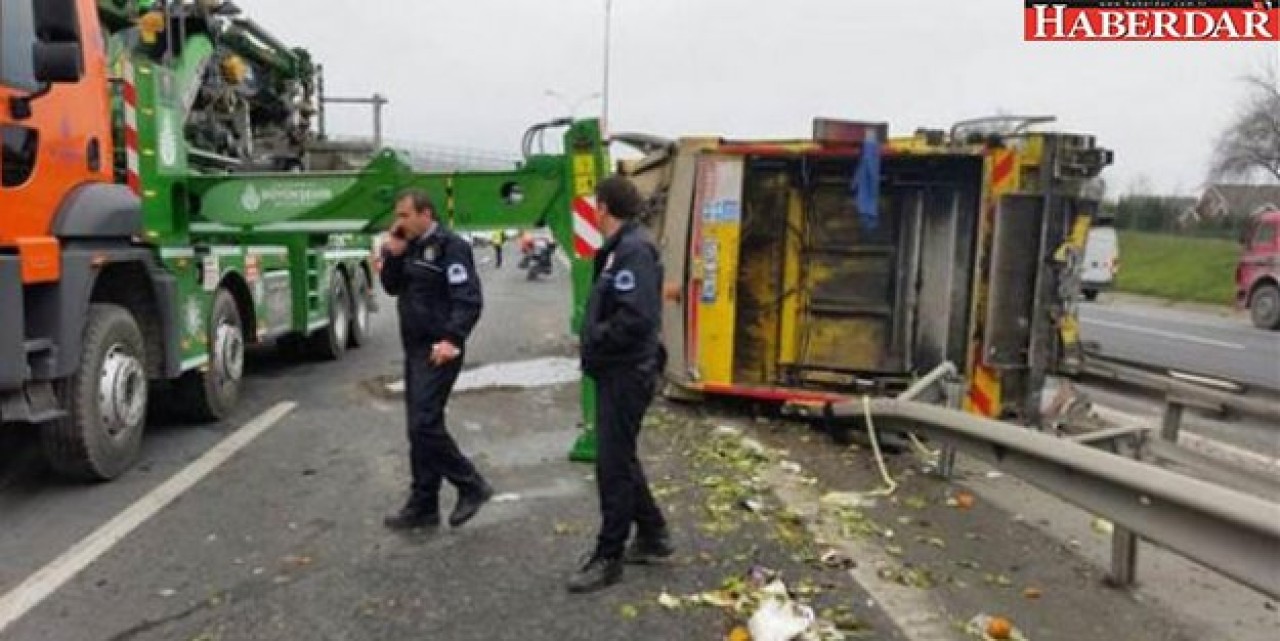 TEMde çöp kamyonu devrildi