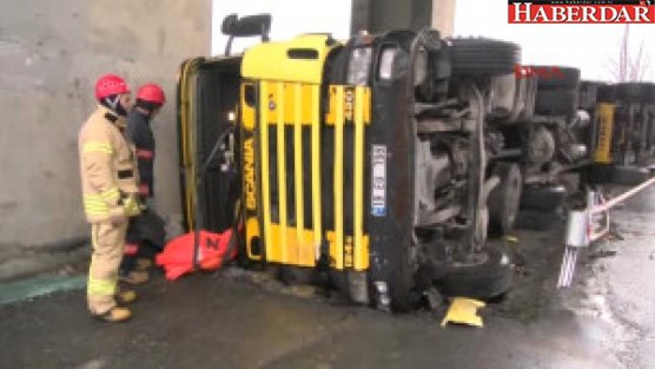 Bahçeşehirde Kağıt Yüklü Tır Devrildi; Sürücü Yaralandı