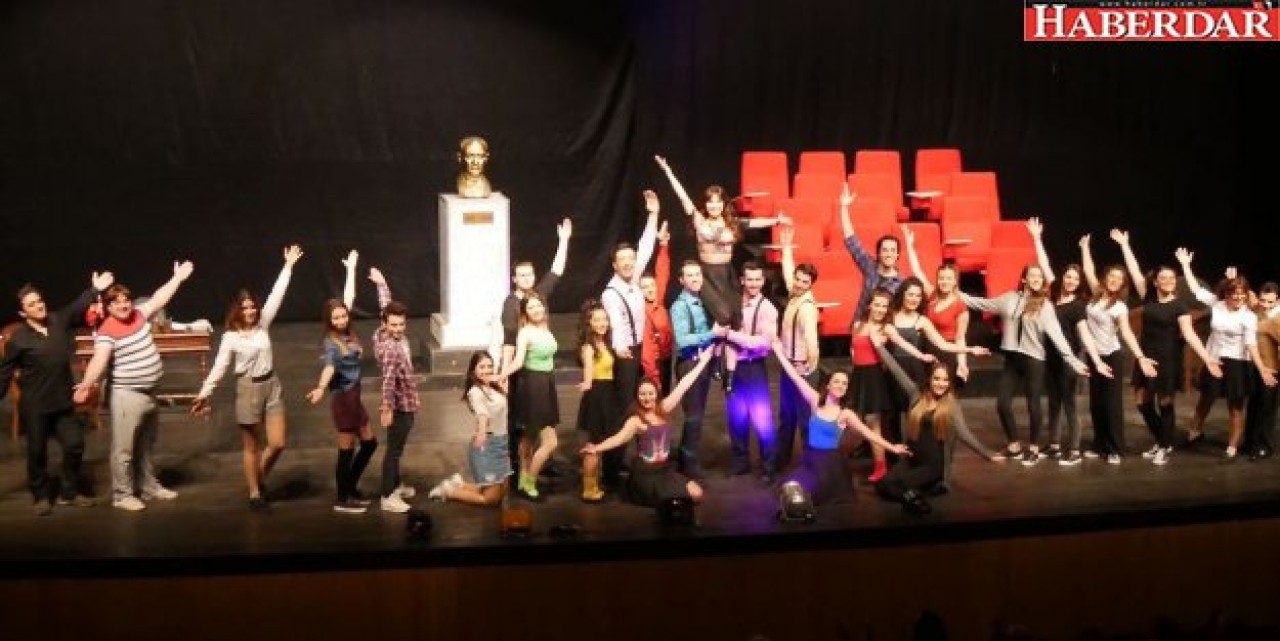 Artiz Mektebi Büyükçekmece’yi gülmekten kırdı geçti