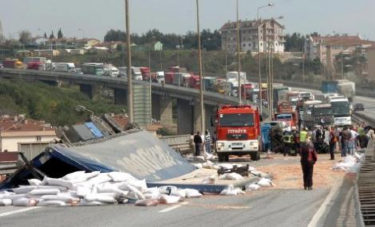 Fıstık yüklü kamyon 4 parçaya bölündü