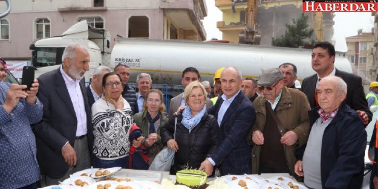 Evlerinin yıkılmasını baklava yiyerek izlediler