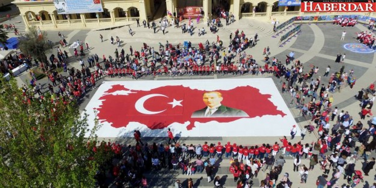 Köy okulu öğrencilerinden ay yıldızlı Türk bayrağı ve Atatürk puzzle’ı