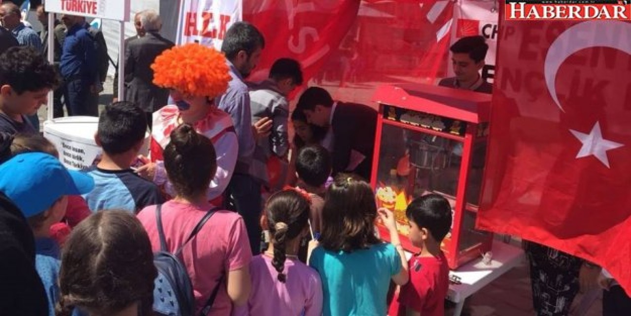 CHP’li gençler, Esenyurtlu miniklere 23 Nisan kutlaması düzenledi