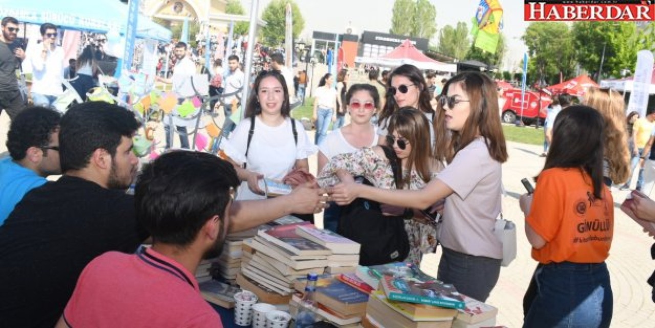 BU FESTİVALE GİRİŞ PARAYLA DEĞİL KİTAPLA
