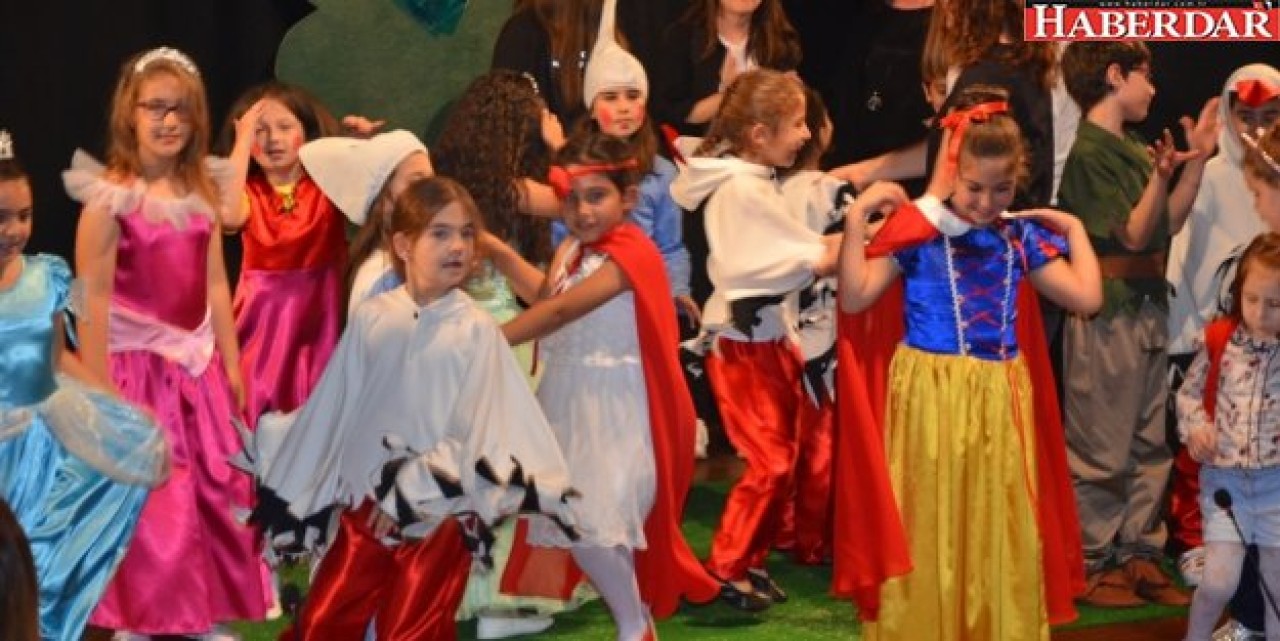 Tiyatro Kursu öğrencileri ayakta alkışlandı