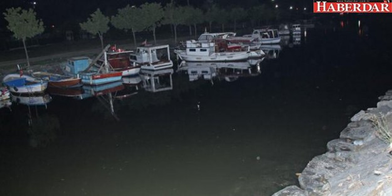 Küçükçekmecede Otomobil Göle Düştü