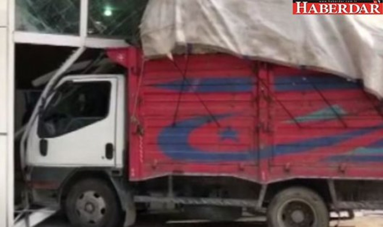 Freni Patlayan İçi Yük Dolu Kamyonet AVMye Daldı