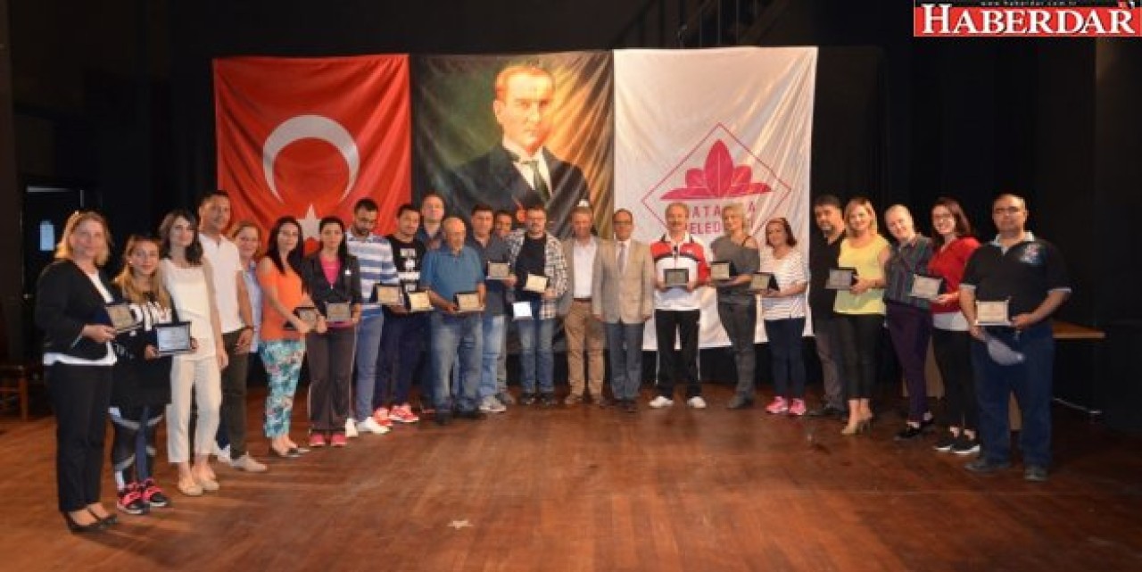 Kurs eğitmenlerine teşekkür plaketi verildi