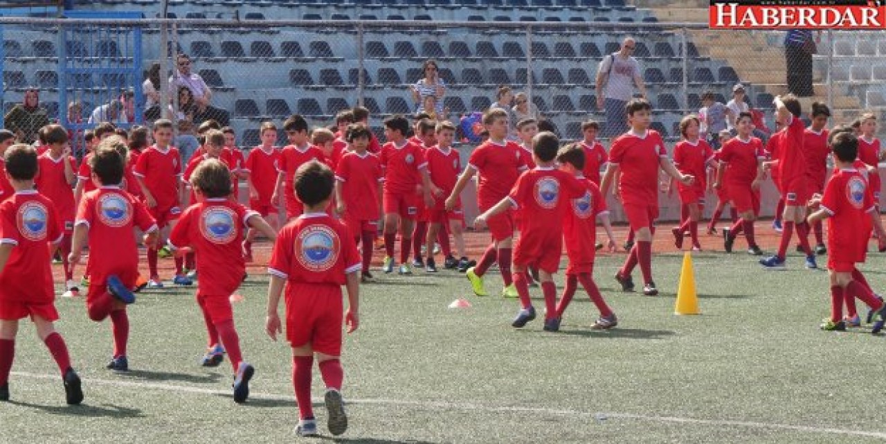 Büyükçekmeceli öğrenciler geleceğe sporla koşuyor!