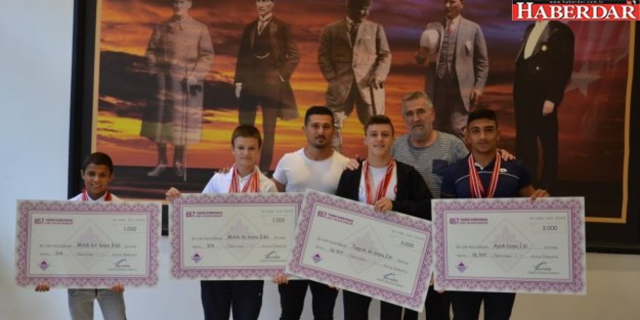 Kırkpınar Şampiyonları Ödüllerini Başkan Karanın Elinden Aldı