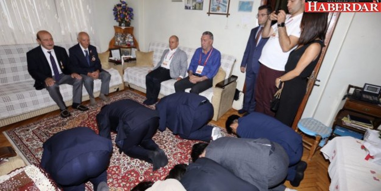 Koreliler, Kore gazilerinin önünde yere kapandılar