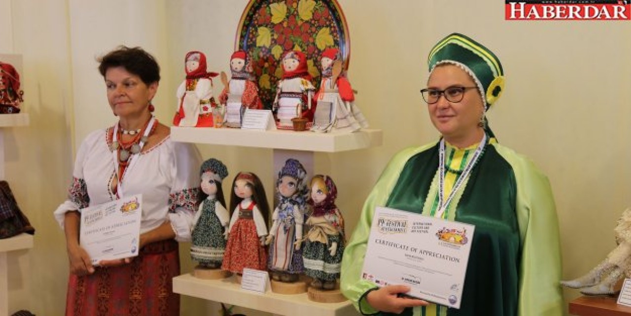 Dünyayı kültürünü yansıtan bebekler Büyükçekmece’de sergileniyor