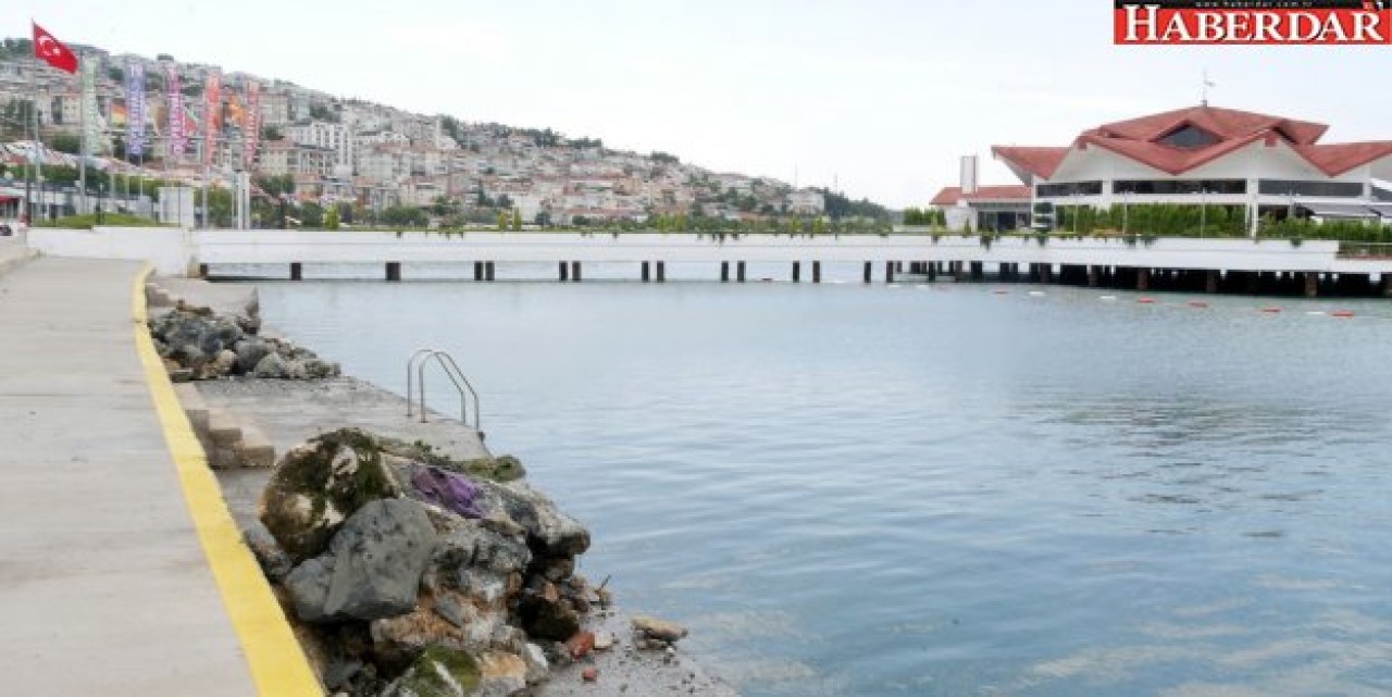 Büyükçekmece Belediyesi, sahillerdeki taş ve kayaları temizliyor