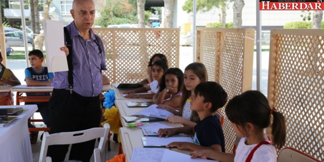 İrfan Ünalan, minik öğrencilerine karikatür çizmeyi öğretti