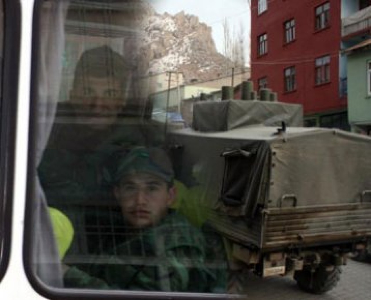 Sınara asker ve mühimmat sevkiyatı yapılıyor