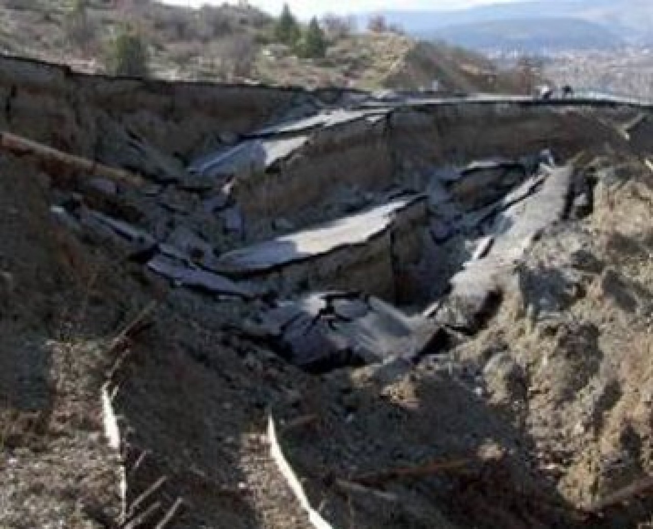 Yol kâğıt gibi yırtıldı