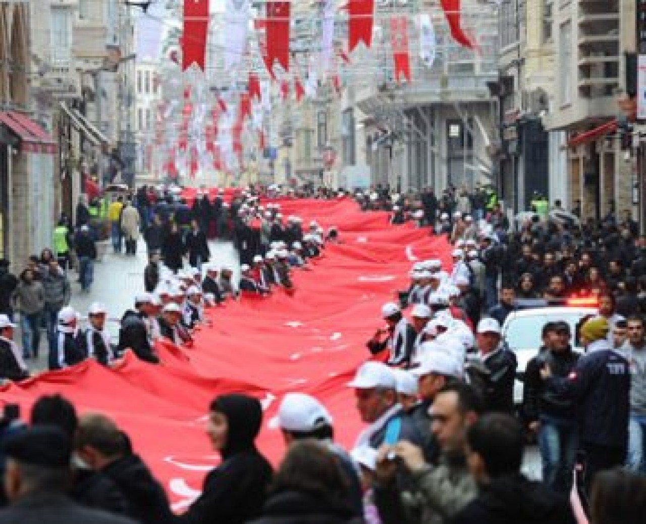 Bir kilometrelik bayrak açtılar!