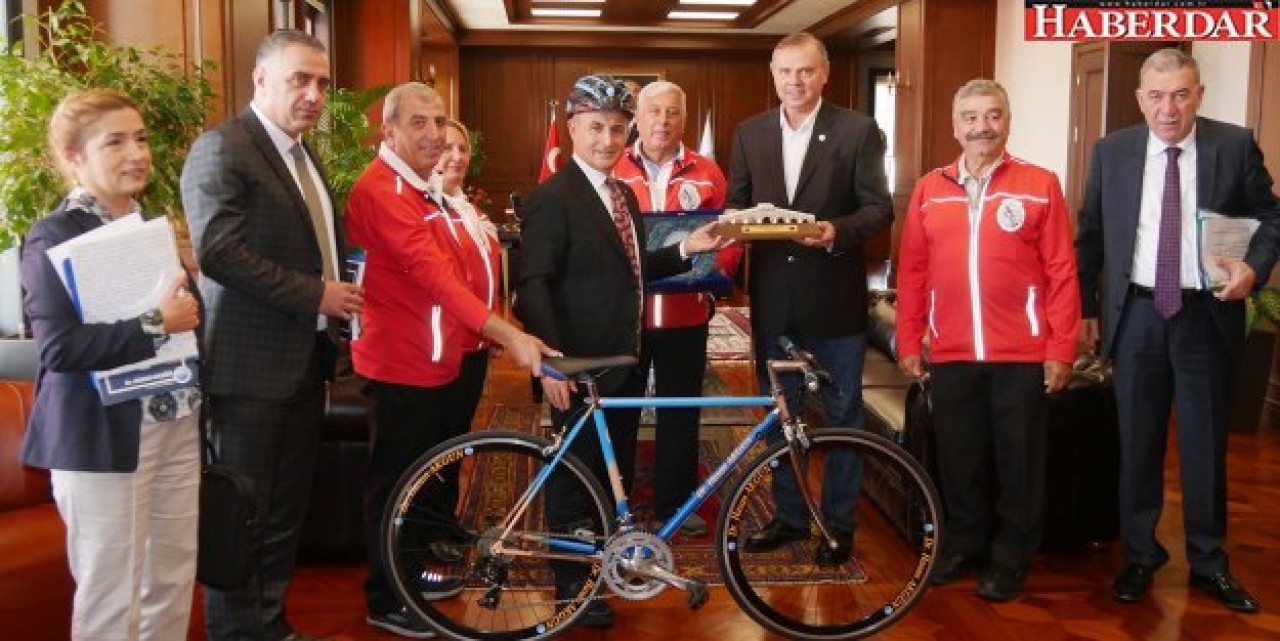 Başkan Akgün’e bisiklet hediye ettiler