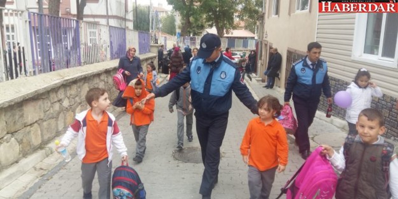 Zabıta Ekipleri Çocukların Güvenliğini Sağlıyor