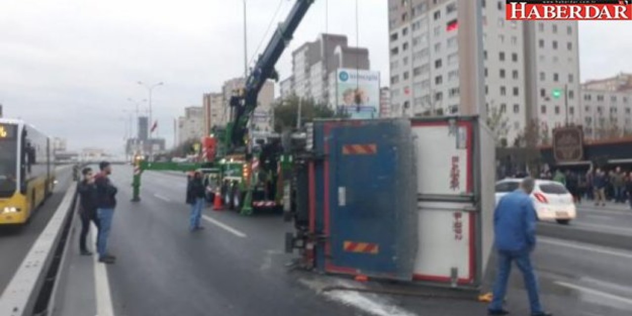 TEMde kamyon devrildi! Yol kapandı...