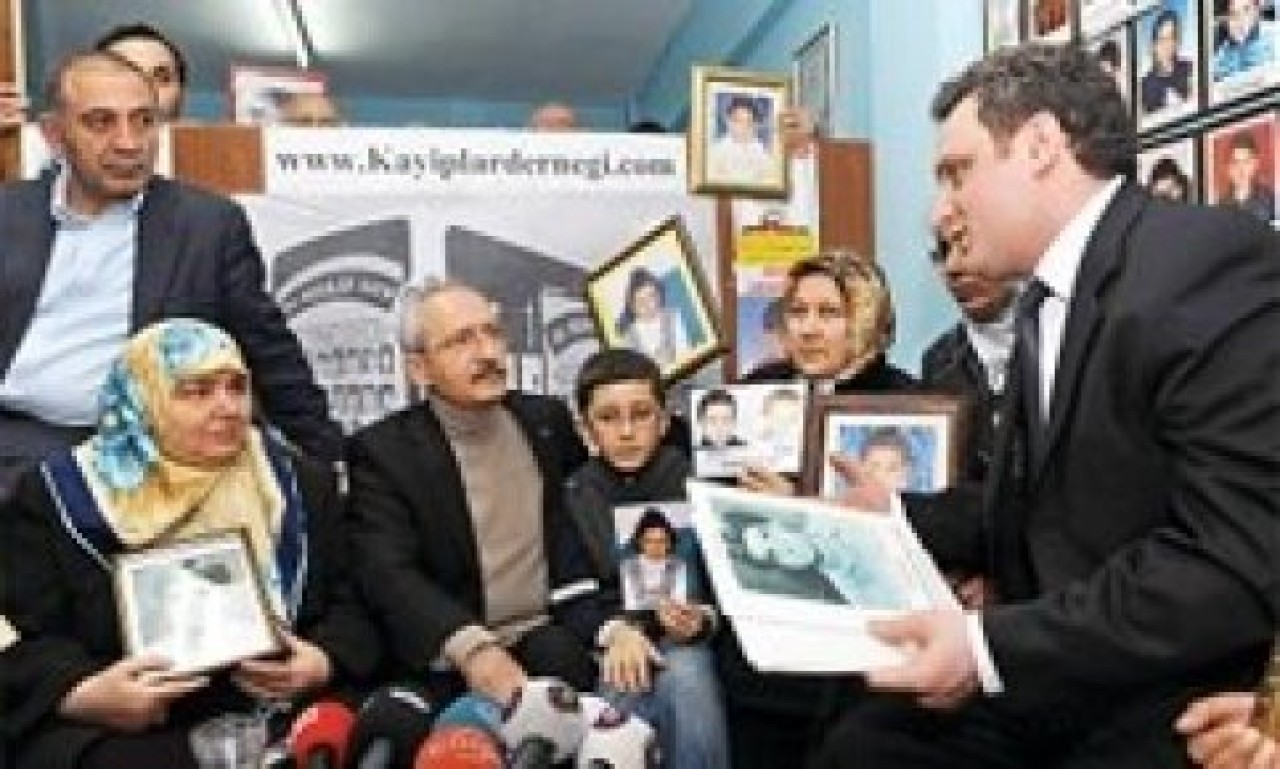 Yakınlarını kaybeden ailelerle görüştü