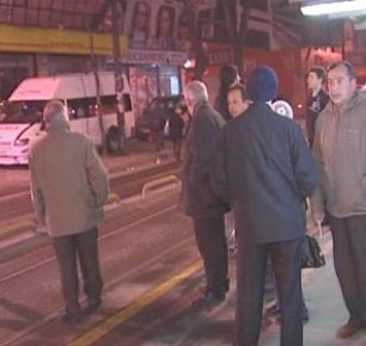 Tramvay durağında şüpheli paket çilesi