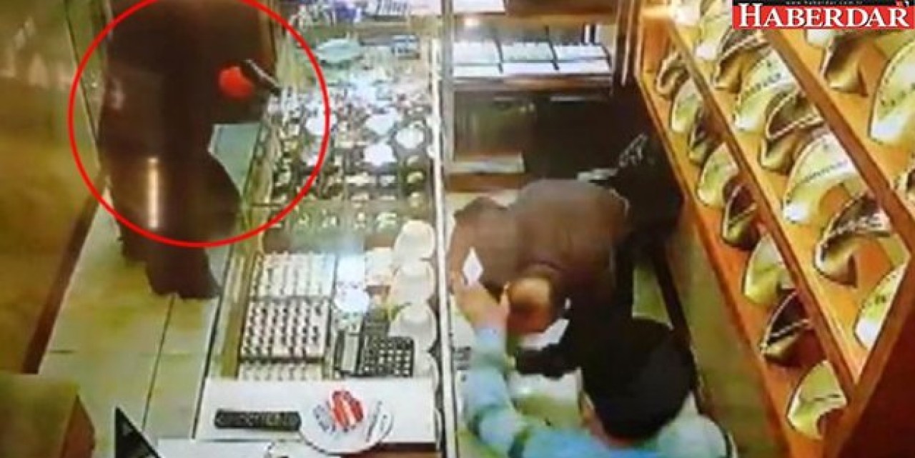 Kuyumcuya Giren Çarşaflı Soyguncu, Altınları Alamayınca Dehşet Saçtı