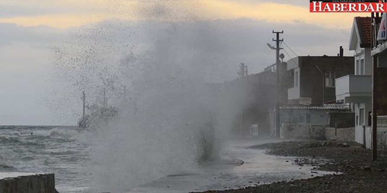 İstanbulda fırtına günlük hayatı vurdu!