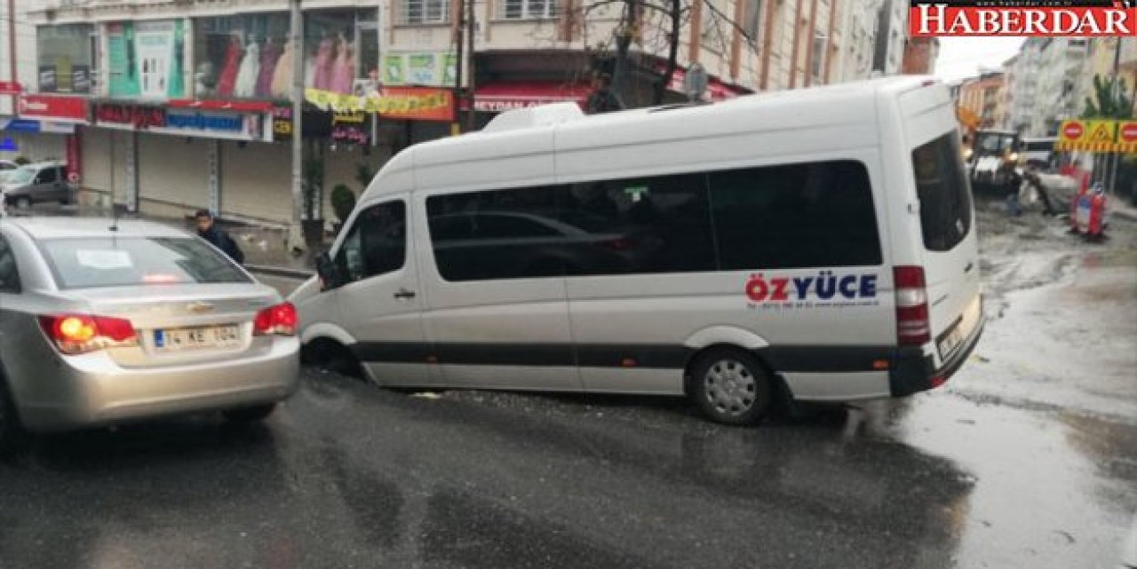 Esenyurtta yol çöktü, işçi servisindeki 3 kişi yaralandı