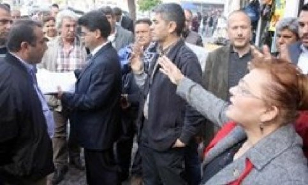 Yasaklı kitabı okuyunca polis elinden aldı