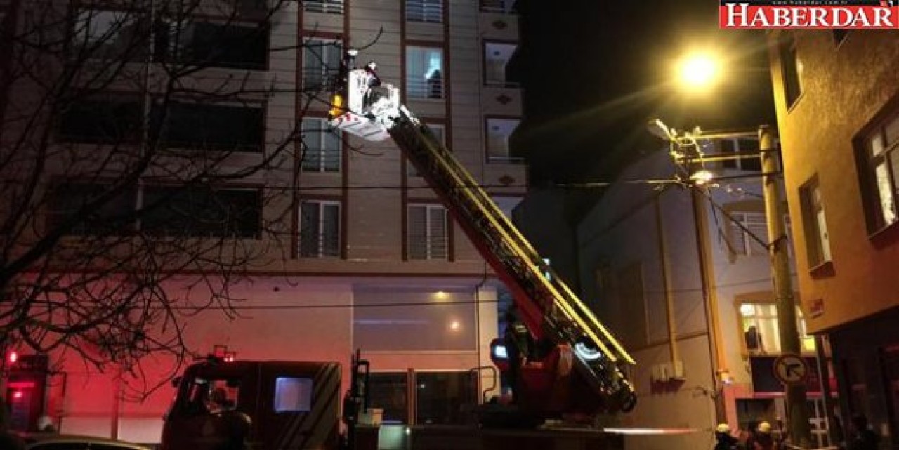 Silivride şiddetli rüzgar çatıları uçurdu