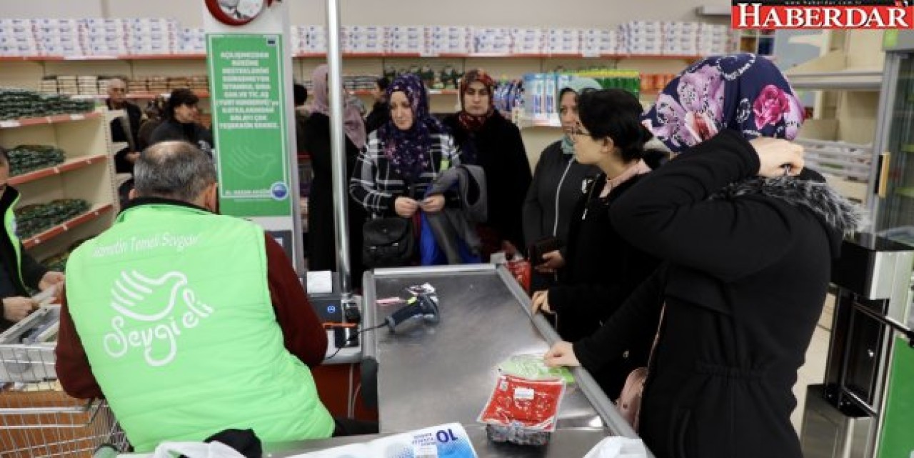 “Sevgi Eli Market” her ay binlerce kişinin yüzünü güldürüyor