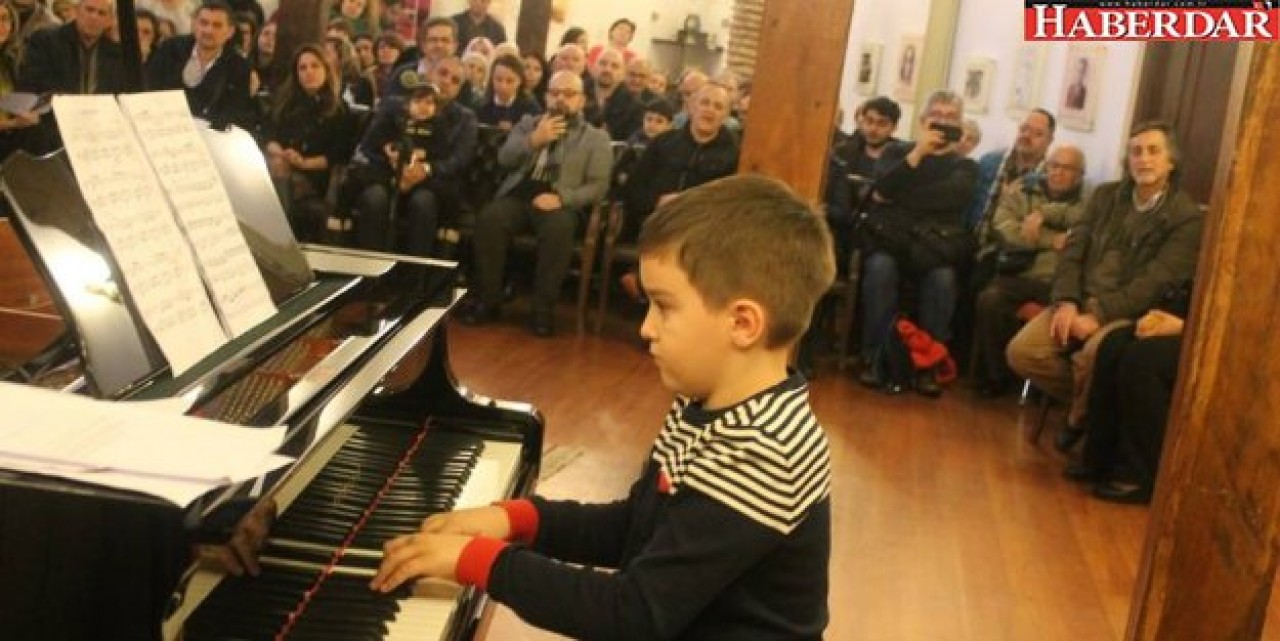 MİNİK PİYANİSTLER HÜNERLERİNİ SAHNELEDİ