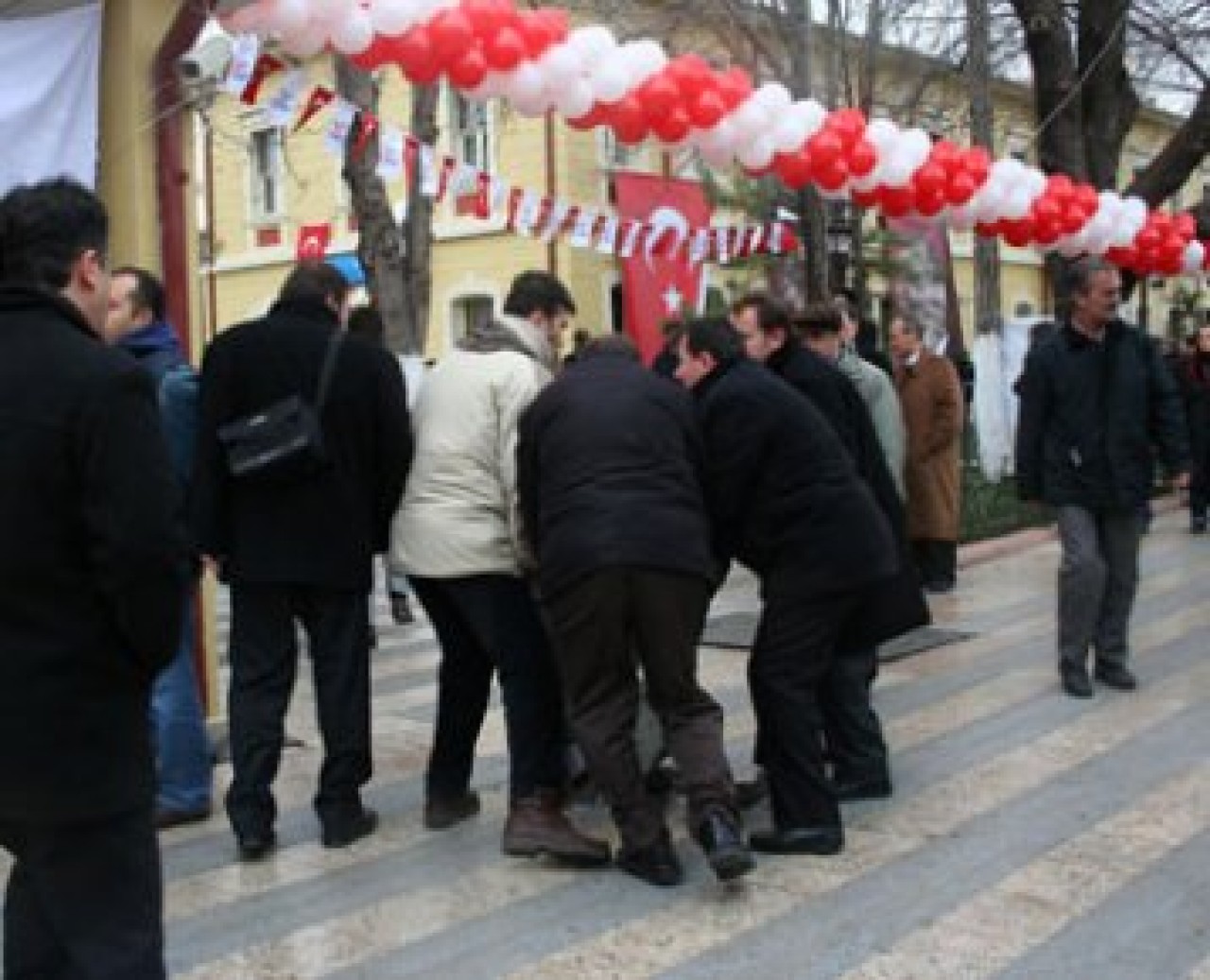 Sen misin Başbakan'ı protesto eden!