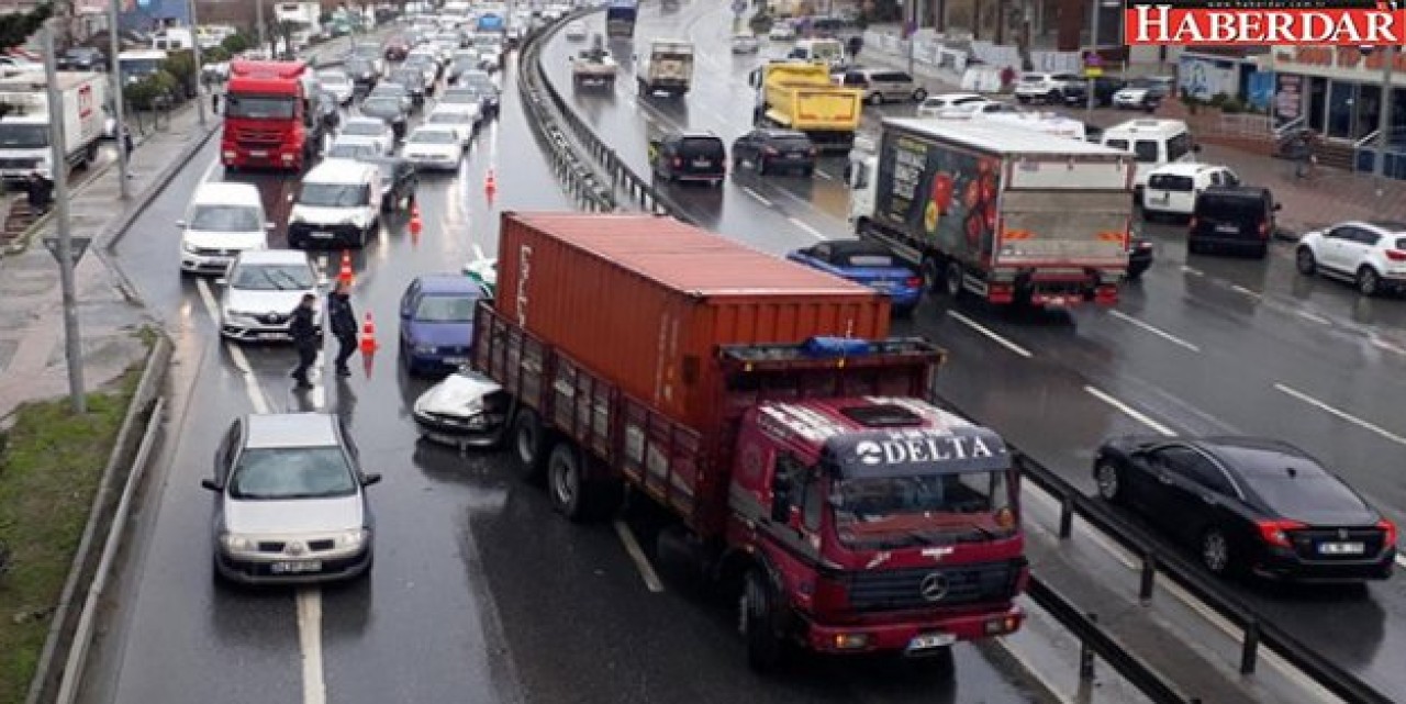 Büyükçekmecede Zincirleme Kaza: 2 Yaralı