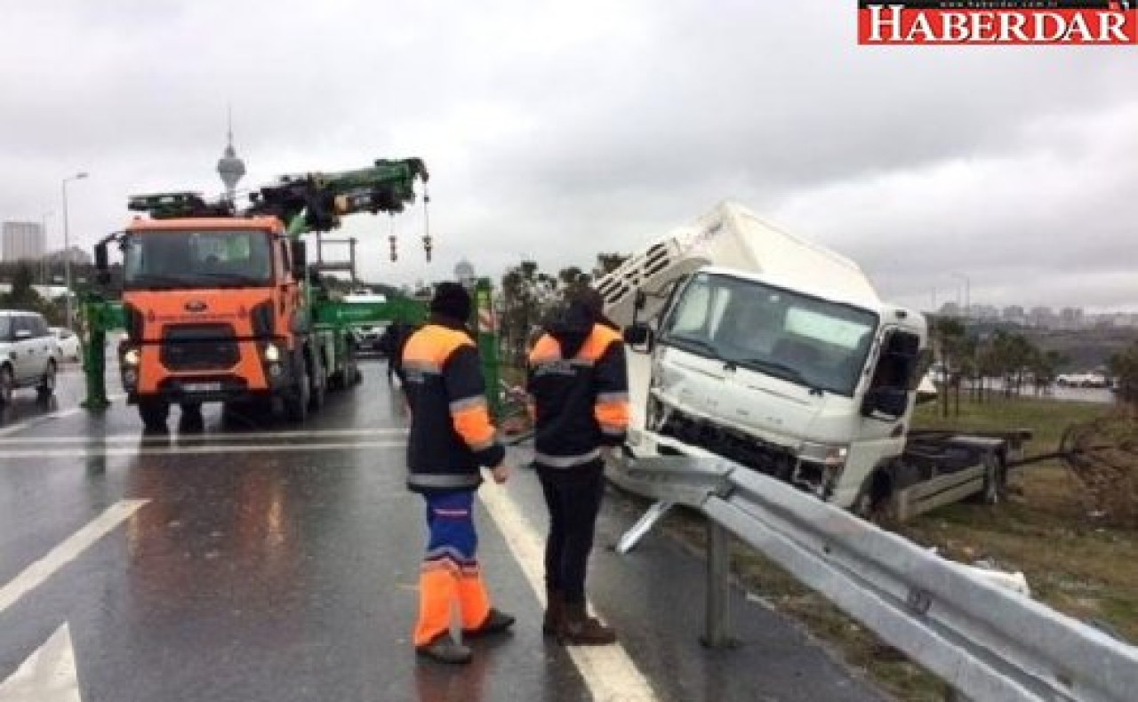 Beylikdüzü D-100de Bariyerleri Aşan Kamyon Yeşil Alana Düştü