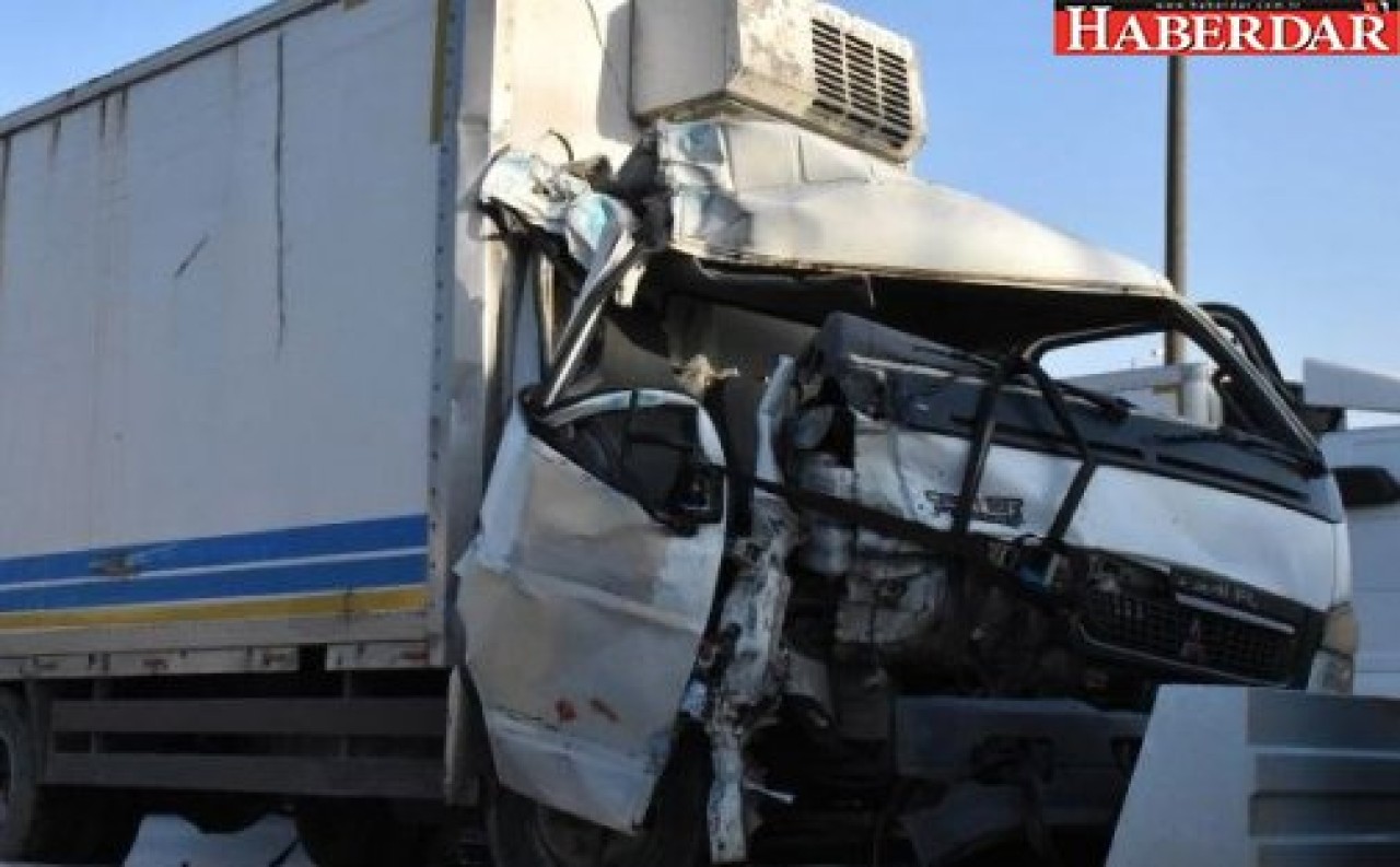 Büyükçekmecede Kamyonla Otobüs Çarpıştı: 2 Yaralı